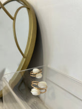 Load image into Gallery viewer, Mother of Pearl Pikake Twist Ring