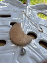 Load image into Gallery viewer, Crown Flower Necklace