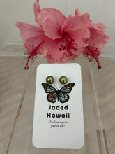 Load image into Gallery viewer, Pistachio Tahitian Pearl Stud Earrings