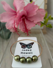 Load image into Gallery viewer, Pistachio Tahitian Pearl Bangle
