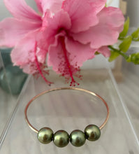 Load image into Gallery viewer, Pistachio Tahitian Pearl Bangle