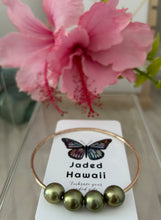 Load image into Gallery viewer, Pistachio Tahitian Pearl Bangle