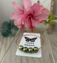 Load image into Gallery viewer, Pistachio Tahitian Pearl Bangle