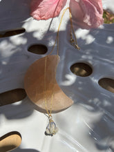 Load image into Gallery viewer, Crown Flower Necklace