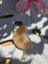 Load image into Gallery viewer, Crown Flower Necklace