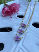 Load image into Gallery viewer, Single Crown Flower Necklace
