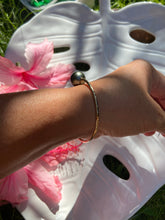 Load image into Gallery viewer, 12 gauge Tahitian pearl cuff GOLD