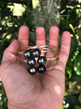 Load image into Gallery viewer, Hala’i closed cuff bangle