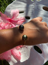 Load image into Gallery viewer, 12 gauge Tahitian pearl cuff GOLD