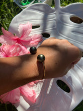 Load image into Gallery viewer, 12 gauge Tahitian pearl cuff GOLD