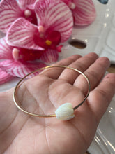 Load image into Gallery viewer, Mother of pearl Pikake bangle