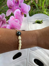 Load image into Gallery viewer, Tahitian Pikake Bangle