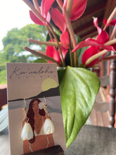 Load image into Gallery viewer, MOP Pikake Earrings