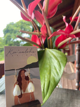 Load image into Gallery viewer, MOP Pikake Earrings