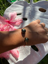 Load image into Gallery viewer, 12 gauge Tahitian pearl cuff GOLD