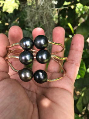 Hala’i closed cuff bangle